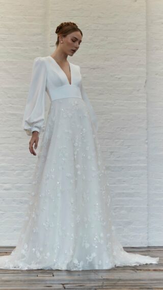 Zoe 🤍

#sassiholford #weddingdressinspiration #